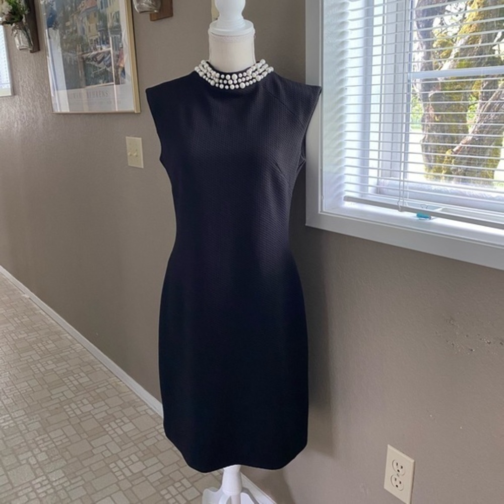 Eliza J black sheath with pearl detail, Sz. 6
